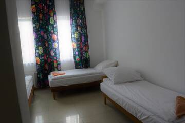 Фото номера Трехместный номер с телевизором Хостелы Hostel Wólka Kosowska г. Вулька-Косовска 6