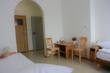 Фото номера Трехместный номер с телевизором Хостелы Hostel Wólka Kosowska г. Вулька-Косовска 4