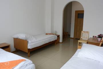 Фото номера Трехместный номер с телевизором Хостелы Hostel Wólka Kosowska г. Вулька-Косовска 3