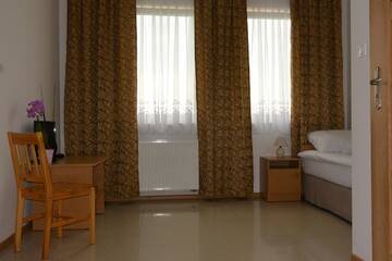 Фото номера Бюджетный одноместный номер с телевизором Хостелы Hostel Wólka Kosowska г. Вулька-Косовска 5