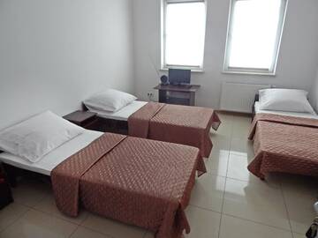Фото номера Трехместный номер с телевизором Хостелы Hostel Wólka Kosowska г. Вулька-Косовска 7